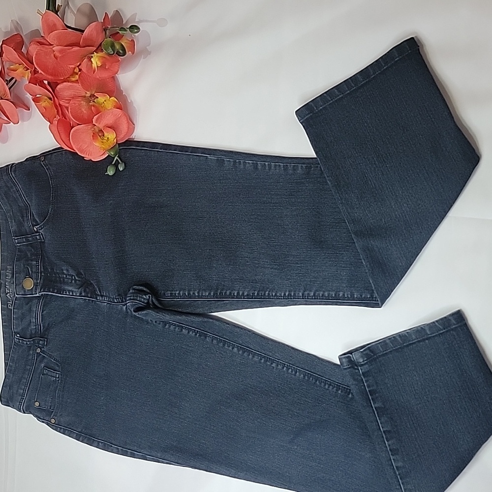 Chico's Mid-rise Womens Jeans. Size 00 (2)